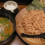 銀座 利休 - 五種薬味のつけ麺（￥890）紫蘇の香りに、わずかな茗荷がアクセント