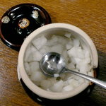 銀座 利休 - 長崎産有機たまねぎ。卓上に置かれ、自由に入れられる。スープと一緒に味わうと、心地よい甘みが広がる