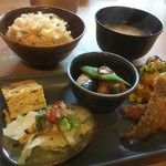 かっこう料理店 - →を盛り、野菜料理いろいろとお味噌汁