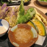 Sugitama - 天婦羅は野菜の盛り合わせでいただきました、この中でもゼブラ茄子は初めていただきました。
                      
