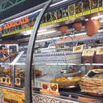 Le Traiteur Marocain - モロッコ人のにこやかなおじちゃんが慣れた様子で長蛇の列の客をサバいてます。