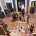 Le Traiteur Marocain - 近くのセレクトショップmerciはチェック一色の店装中。