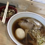 麺屋 権造 - 醤油ラーメンとチャーシュー丼。