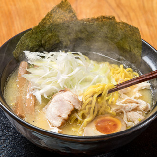 〆には鶏専門店自慢の鶏ガラスープを使ったラーメン、親子丼を！