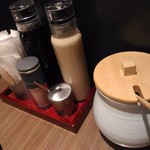 さぼてん - 卓上のドレッシングとタレ。