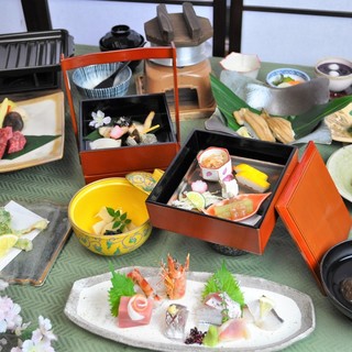 The luxurious Kaiseki cuisine is perfect for celebrations. There is also an all-you-can-drink course.