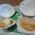 姫路まえどれ市場 - １人２個ずつ（右：酒蒸し、左：バター焼き）