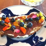 ブリコラージュ ブレッド アンド カンパニー ダイニング・カフェ - 無農薬ルバーブジャムとブルーベリーのブリコラージュブレッドタルティーヌとスープ。スープは、さつまいもと青リンゴのポタージュ。温かいポタージュはすりおろしのようにドロリと。お芋の甘みと青リンゴの軽快さ～