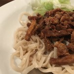 麺道はなもこし - 丼の底にはタレが潜んでおります。