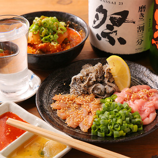 新鮮的生魚片和燉煮內臟等，還有清酒的絕品和最後的米飯!