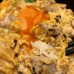 鶏料理 はし田屋 - 親子丼に黒七味をかけて。