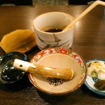 とん喜 - まずは黒白の胡麻、美味しい白菜と胡瓜のお漬物、そしてソースの提供。小皿は擂粉木を入れる用です。