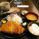 ロースかつ定食　１５００円(税込)　