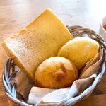 Epyui Reshezu - 最初にサーブされたパン
