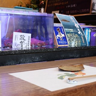 お寿司屋さんとは思えないお洒落なカウンター