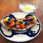 ブリコラージュ ブレッド アンド カンパニー ダイニング・カフェ - 甘さ控えめでやさしい美味しさですルバーブジャム、甘み加減が絶妙☆　ルバーブ、お野菜とは思えないですね～。エディブルフラワーが、写真映えしますね＼(^-^)／