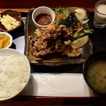 焼肉ホルモン酒場 おらがち - 唐揚げ定食 ¥800