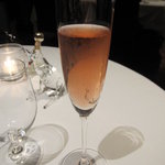 リストランテKubotsu - フランス ブルゴーニュのスパークリングワイン(ロゼ) 1470円(グラス)