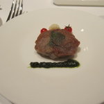 リストランテKubotsu - ほろほろ鳥のローストとサルティンボッカ。これだけ？なプチ皿。実はシェフのお茶目な演出。