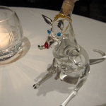 リストランテKubotsu - 各テーブルに、動物の瓶。多分、グラッパ。可愛い！