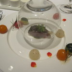 リストランテKubotsu - コースの始まり。玄海鯖の軽い燻製 サルサベルディと温野菜を添えて。グラスを開け、杉の燻製香を楽しむ！