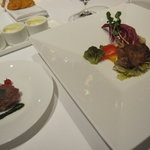 リストランテKubotsu - 揃うと、こんな感じで、、、小さなお皿は、ほろほろ鳥のモモ肉。お顔みたいになってます。