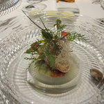 リストランテKubotsu - 本日の魚は、玄海のメダイ。ガラスのソーサーとの間にあるアサリ貝の中身は、浅葱。かけていただきます。