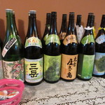 地魚料理 若大将 - 屋久島の焼酎が並びます