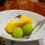 すき焼割烹 日山 - 柿とシャインマスカット 