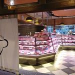 すき焼割烹 日山 - 1階でお肉が買えます