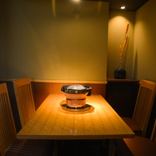 【沉静的氛围】 吧台座位一个人也可以轻松用餐◎