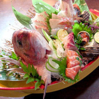 Enjoy the seasonal flavors of the four seasons♪ Assorted sashimi with outstanding freshness