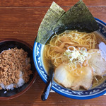 蔵 - 蔵特製ラーメン、アッサリ醤油味の細麺と、ひき肉半ご飯