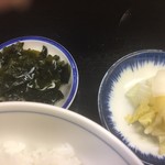 季節料理 魚竹 - お新香は白菜、小鉢はわかめの酢の物