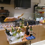 飲み放題のワインはセルフでそそぐ(2018年9月)