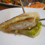 マンマペルテ - フィッシュカツサンドのアップ(2018年9月)