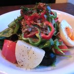 ビーボ デイリースタンド - 「ニース風サラダ」：自家製ツナをザックリと混ぜ合わせて口に含むと、軽やかな潮風♪