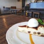 cafe イシオノ - 【2018.09】ラムレーズンチーズケーキ(450円)