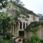 別邸 石の家 - 別館の階段から見た本館