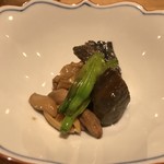 一碗水 - 花生麺筋(生麩を揚げたもの、生の落花生、椎茸、金針菜)