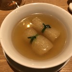 一碗水 - 竹蓀柴把梨湯(梨と金華ハムを詰めたキヌガサタケの清湯スープ)