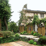 別邸 石の家 - 左：別館　右：本館