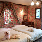 別邸 石の家 - バルコニー付き寝室