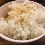 林家 - ご飯に、豚ニラもやしラーメンのスープ入れ