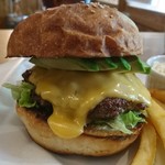 シェリーズバーガーカフェ - とろりと流れ出るチェダーチーズがグッド