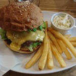 シェリーズバーガーカフェ - アボカドチーズバーガー