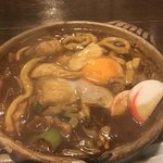 煮込みうどん かに屋 - 土鍋の中でグツグツ