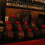 安里家 - 泡盛の甕が並んでます