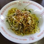 谷野食堂 - ソース＆胡椒を適量入れます