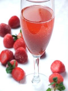 h VIRGO - シャンパンカクテルも豊富　つぶつぶ苺のシャンパン